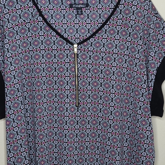 Roz & Ali | V-Neck Medallion Short Sleeve Top with Gold Zipper Detail Size 2X - Picture 2 of 5